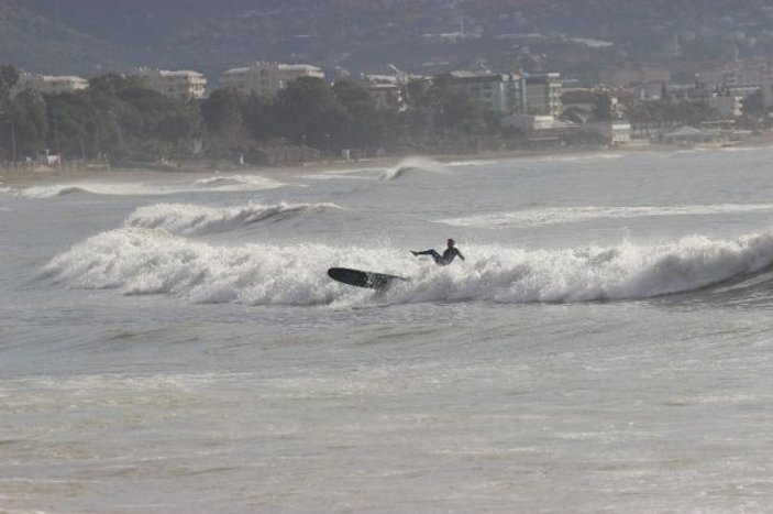 Alanya’da fırtına sonrası sörf keyfi -10