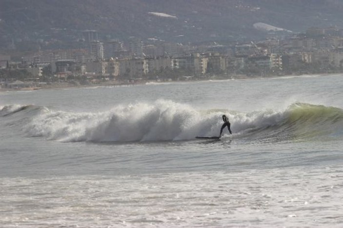 Alanya’da fırtına sonrası sörf keyfi -8