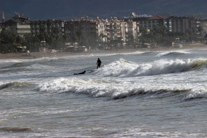 Alanya’da fırtına sonrası sörf keyfi -7