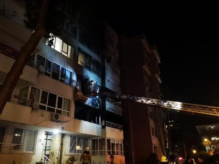 Kadıköy'de 6 katlı binada yangın