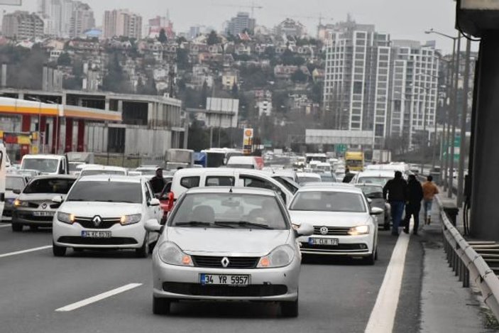 TEM Otoyolu'nda 100 kişilik grup trafiği kapatarak eylem yaptı -3