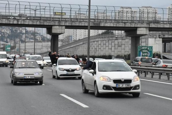 TEM Otoyolu'nda 100 kişilik grup trafiği kapatarak eylem yaptı -7