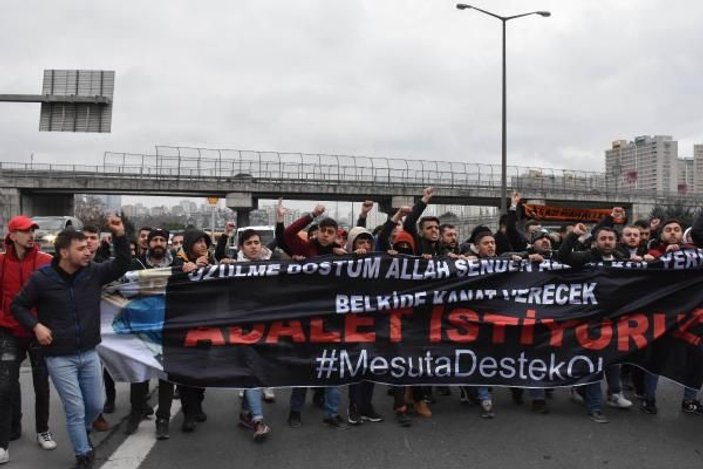 TEM Otoyolu'nda 100 kişilik grup trafiği kapatarak eylem yaptı -1