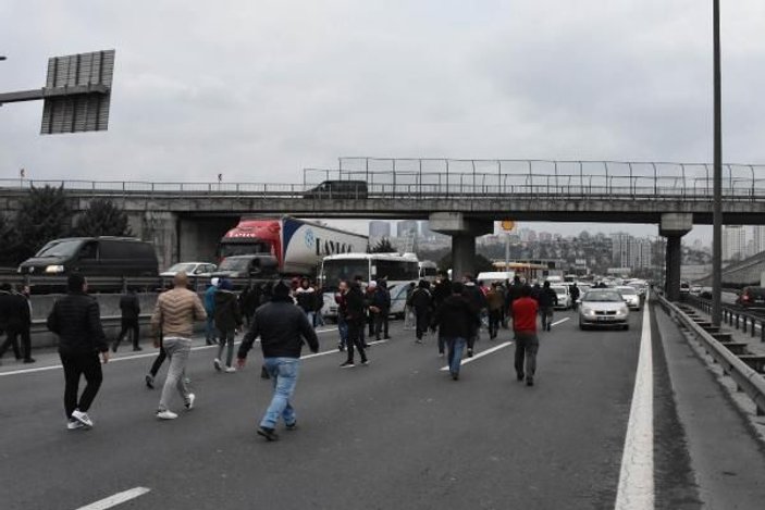 TEM Otoyolu'nda 100 kişilik grup trafiği kapatarak eylem yaptı -2