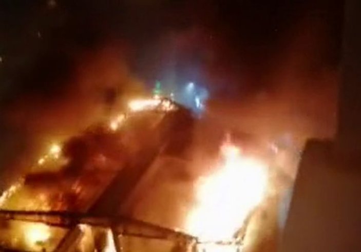 Esenyurt’ta bir nargile kafenin çatısı alev alev yandı -1