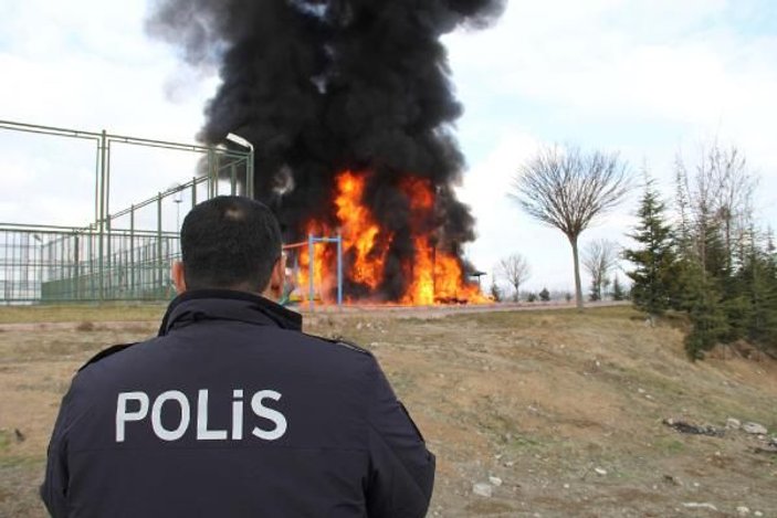 Kayseri'de çocuk parkı benzin dökülerek, yakıldı -1