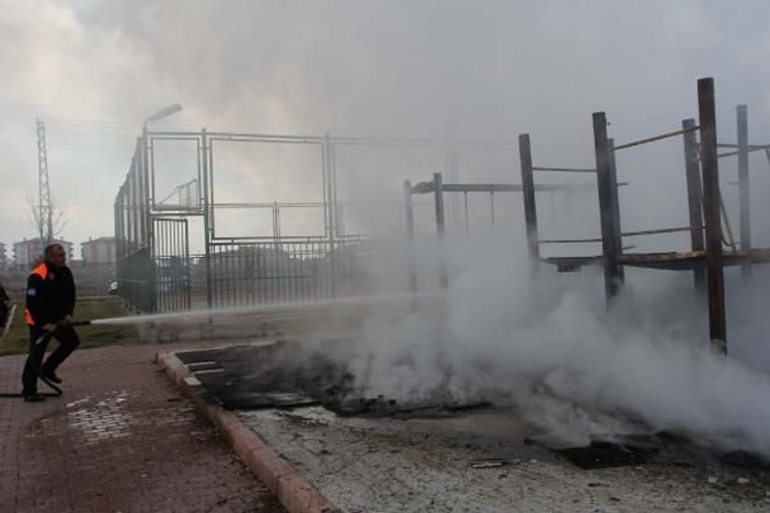 Kayseri'de çocuk parkı benzin dökülerek, yakıldı -7