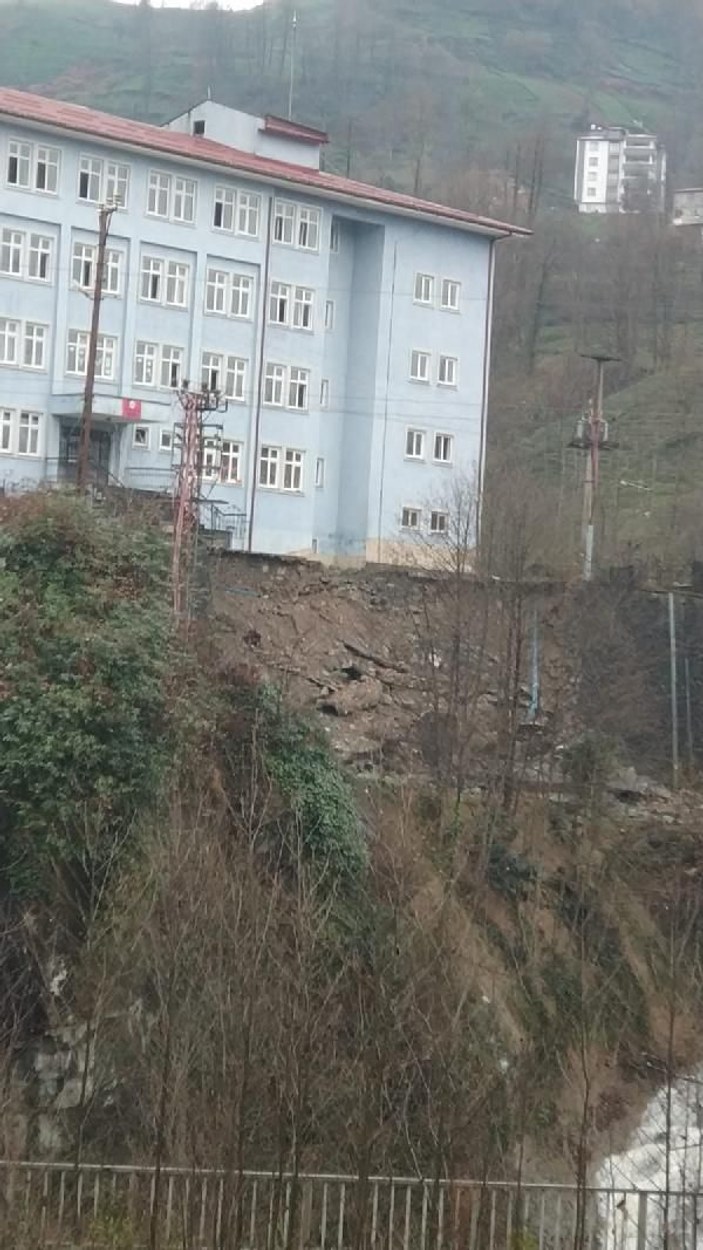 Tahliye edilen riskli okulun istinat duvarı çöktü -5