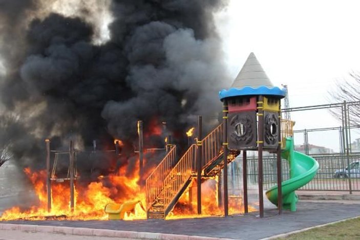 Kayseri'de çocuk parkı benzin dökülerek, yakıldı -5