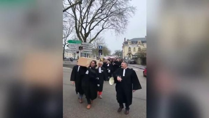 Fransa’da avukatlardan 'tabutlu' eylem -2