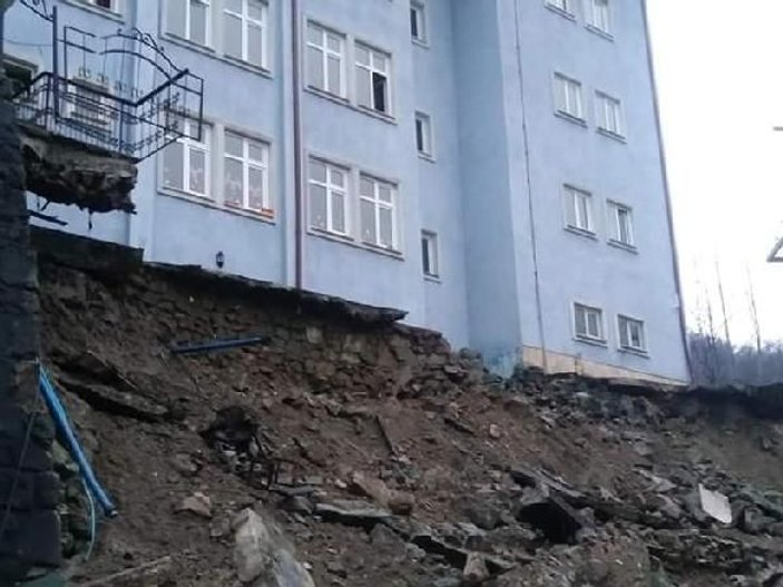 Tahliye edilen riskli okulun istinat duvarı çöktü -3