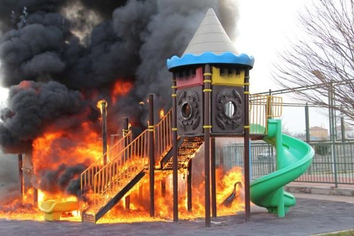 Kayseri'de çocuk parkı benzin dökülerek, yakıldı -4