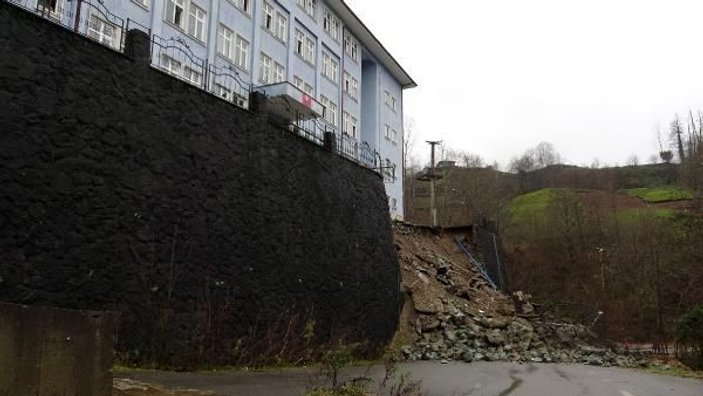 Tahliye edilen riskli okulun istinat duvarı çöktü -10