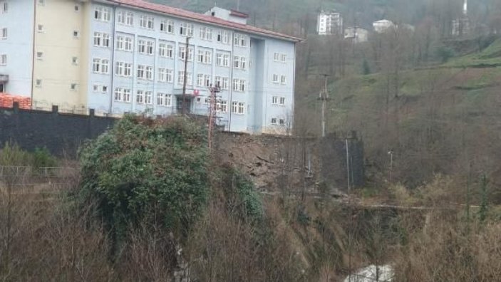 Tahliye edilen riskli okulun istinat duvarı çöktü -4