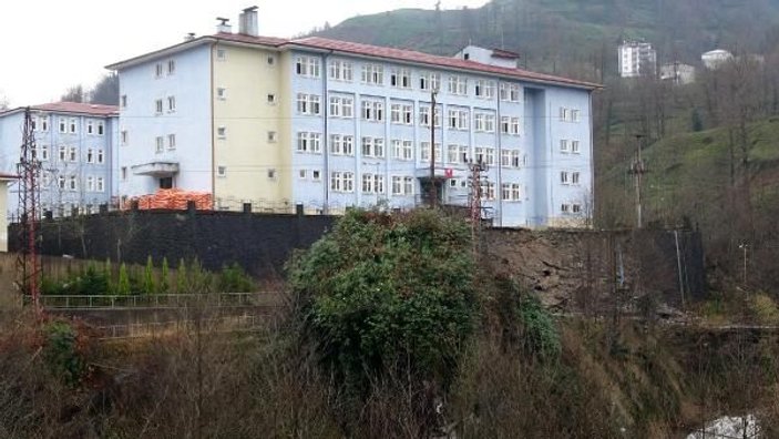 Tahliye edilen riskli okulun istinat duvarı çöktü -6