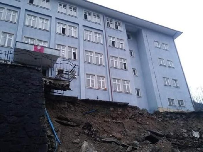 Tahliye edilen riskli okulun istinat duvarı çöktü -1