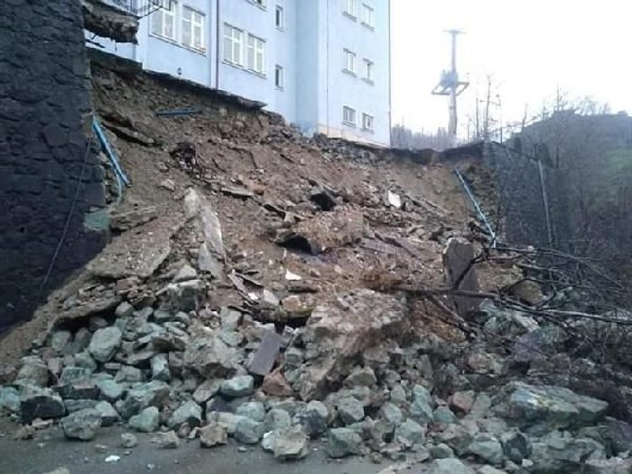 Tahliye edilen riskli okulun istinat duvarı çöktü -2