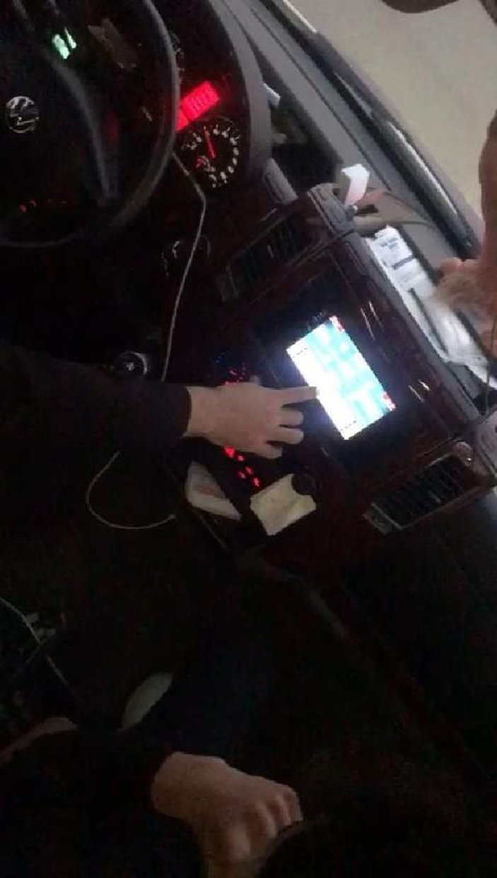 Yolcu minibüsünü kullanırken, araç içi ekrandan okey oynadı -2