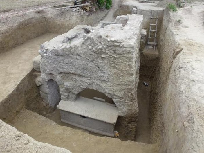 Stadyum yapılacak alanda 2 bin yıllık mezar bulundu