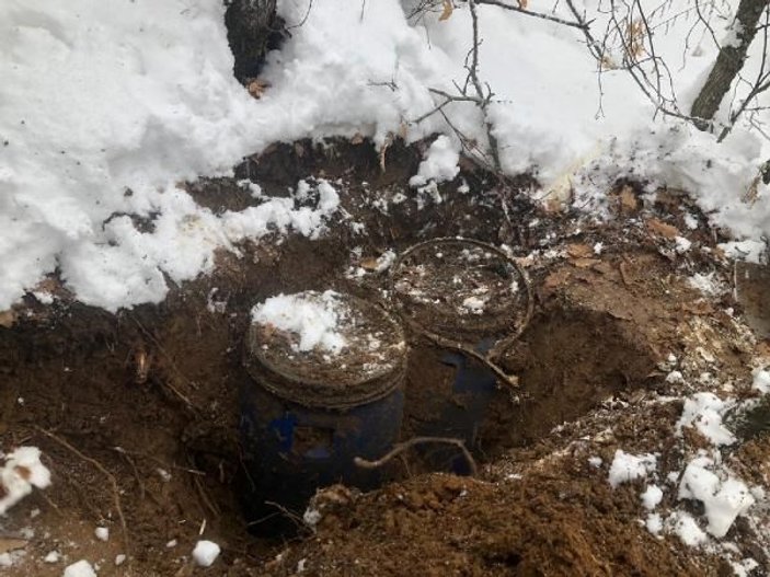 Bitlis'te PKK'nın toprağa gömülü mühimmat ve yaşam malzemeleri ele geçirildi -3