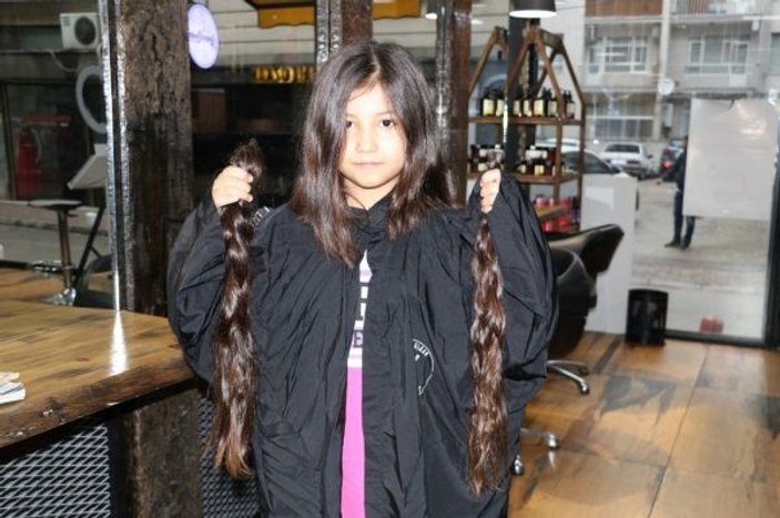 8 yaşındaki Zeynep beline kadar uzattığı saçlarını LÖSEV’e bağışladı -5