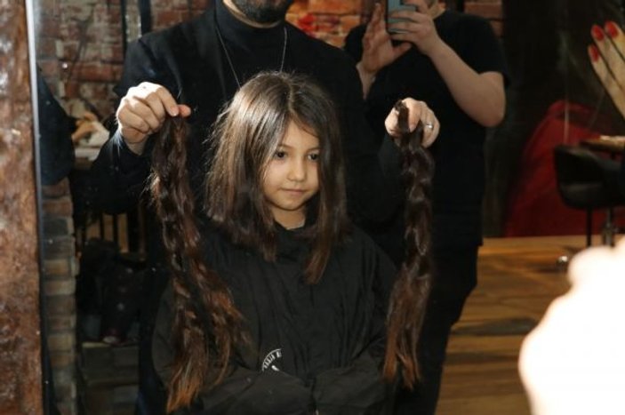8 yaşındaki Zeynep beline kadar uzattığı saçlarını LÖSEV’e bağışladı -4