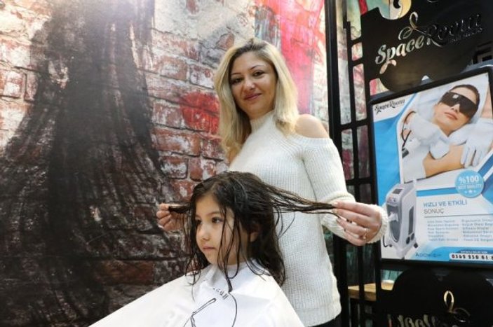 8 yaşındaki Zeynep beline kadar uzattığı saçlarını LÖSEV’e bağışladı -7