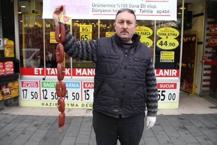 İsim benzerliğinden mağdur olan firma, afişle çözüm buldu