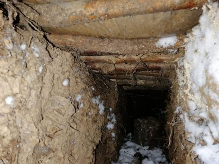 Bitlis’te terör örgütüne ait 3 odalı sığınak tespit edildi -1