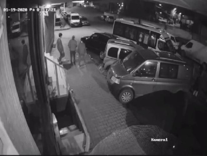 Sultangazi'de uyuyakalan minibüs sürücüsü park halindeki araçlara çarptı -3
