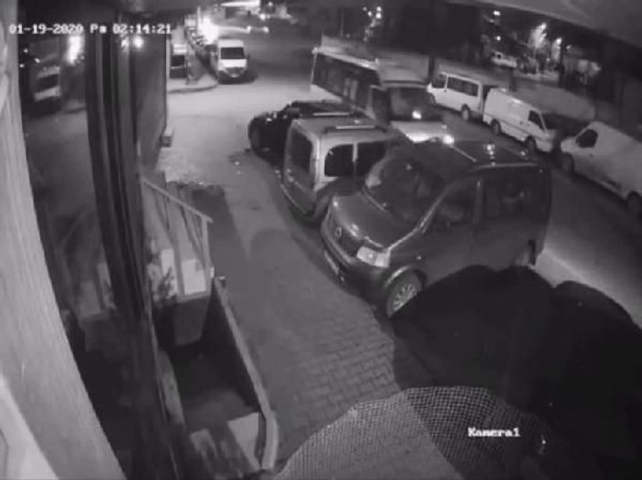 Sultangazi'de uyuyakalan minibüs sürücüsü park halindeki araçlara çarptı -1