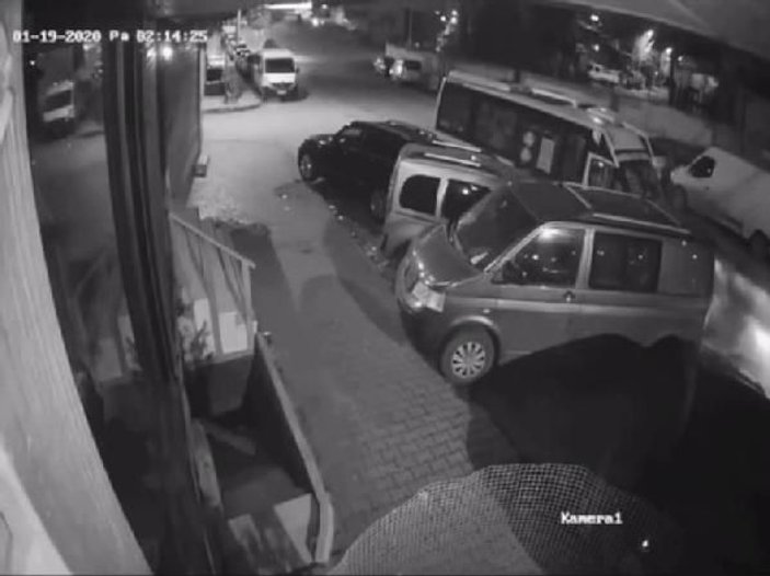 Sultangazi'de uyuyakalan minibüs sürücüsü park halindeki araçlara çarptı -2