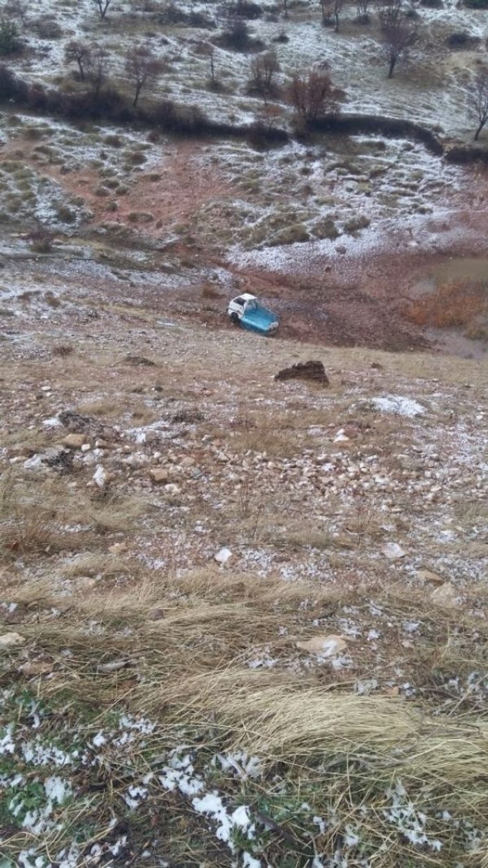 Taklalar atan araçtan emniyet kemeriyle sağ kurtuldular