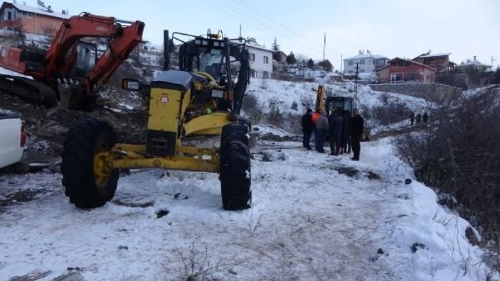 Karla mücadele çalışmasında greyder devrildi: Muhtar öldü, 2 operatör yaralı -6