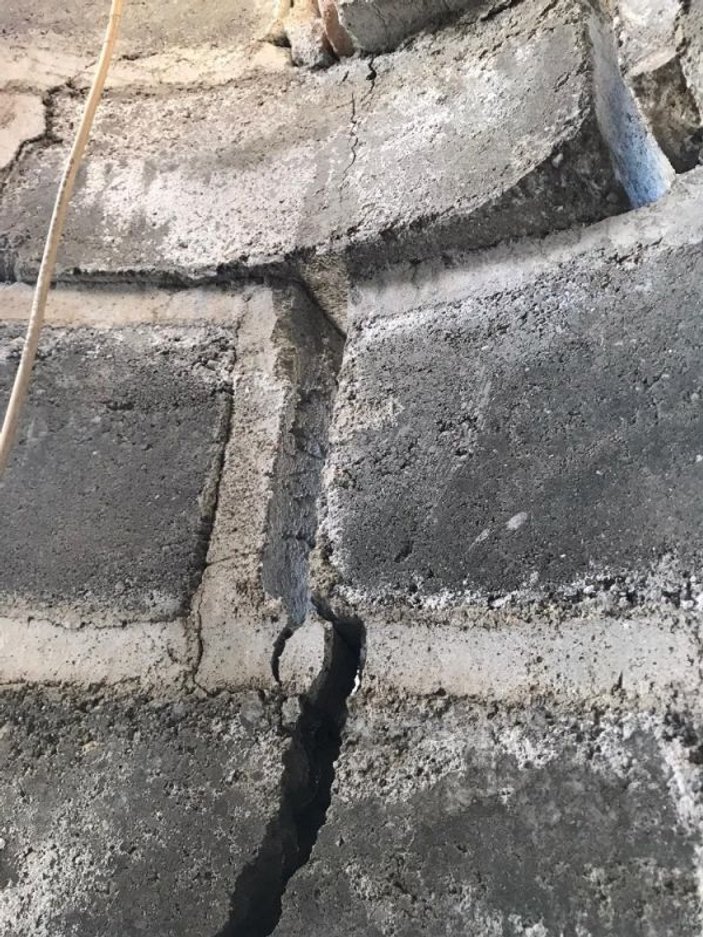 Kırkağaç’ta depremde hasar gören cami minaresi yıkıldı