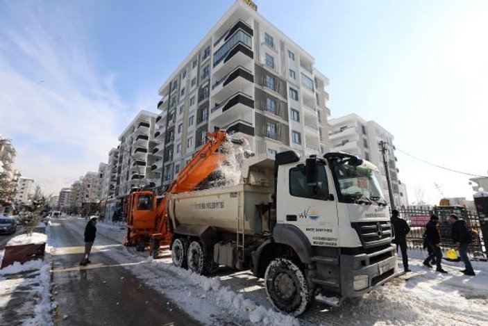 Van'da karla mücadele; Rus yapımı kar toplama aracı 'Amkodor 37' kullanıldı -3
