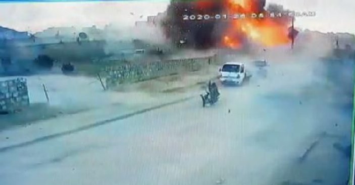 Azez'de PKK/YPG'li teröristlerden bomba yüklü kamyonetle saldırı: 7 ölü -2