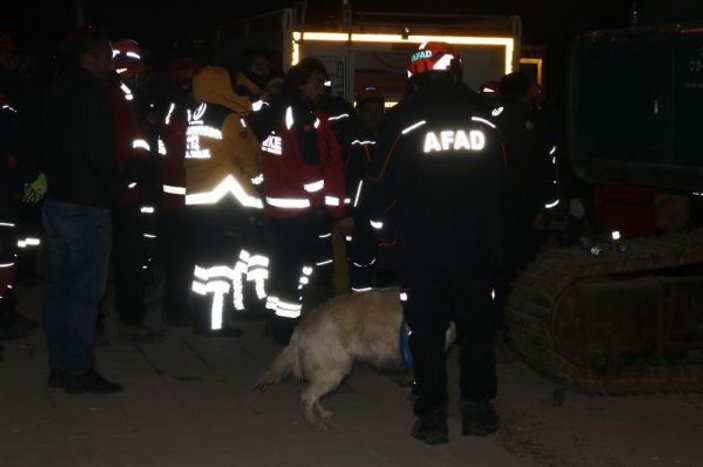 Elazığ'da enkazlar, hassas burunlu köpeklerle aranıyor