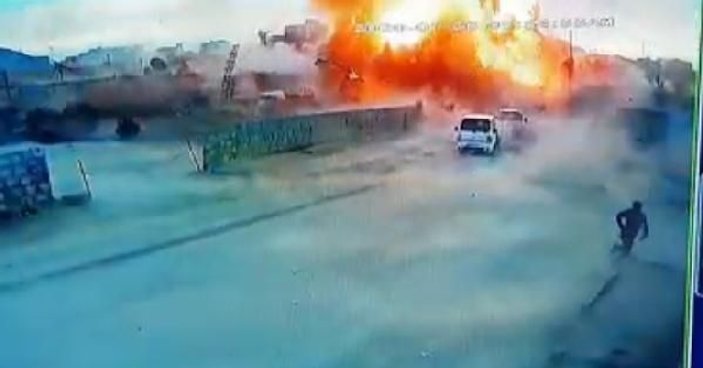Azez'de PKK/YPG'li teröristlerden bomba yüklü kamyonetle saldırı: 7 ölü -1