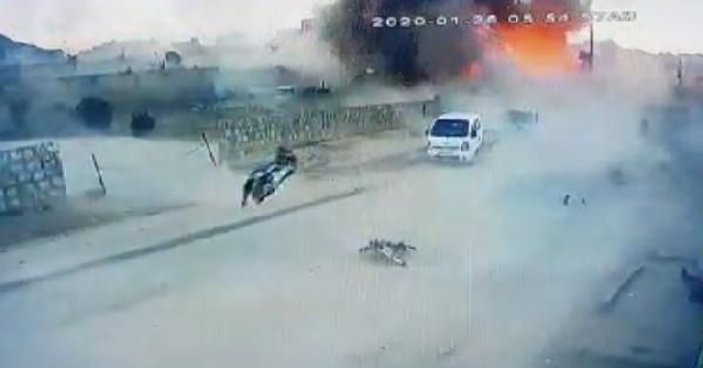 Azez'de PKK/YPG'li teröristlerden bomba yüklü kamyonetle saldırı: 7 ölü -3