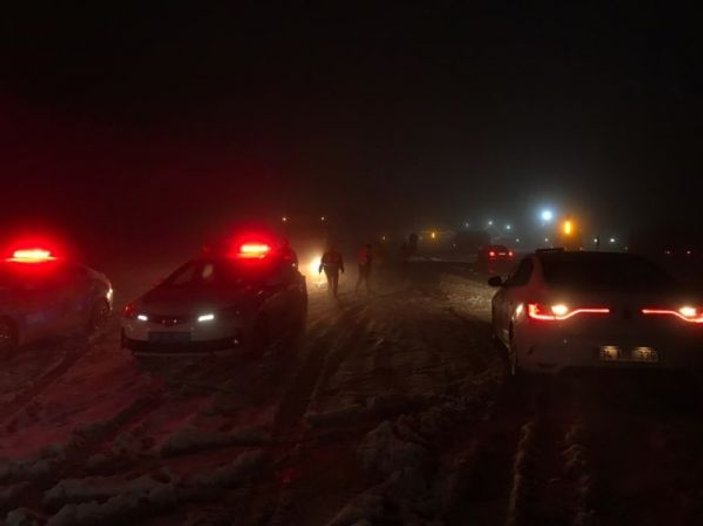 Bolu Dağı yoğun kar nedeniyle trafiğe kapatıldı -4