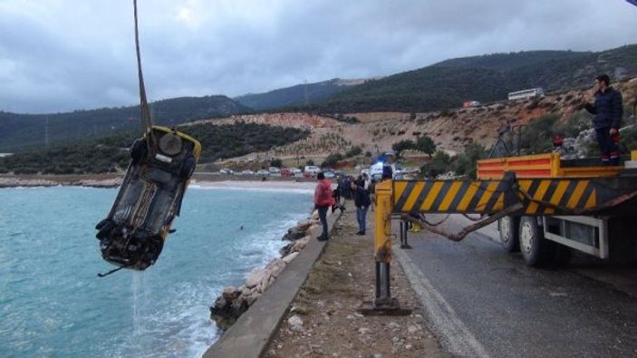 Mersin’de otomobil denize düştü: 1 ölü -5