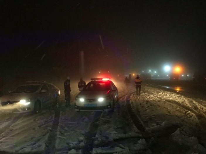 Bolu Dağı yoğun kar nedeniyle trafiğe kapatıldı -3