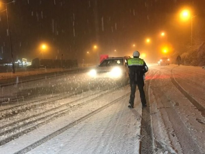 Bolu Dağı yoğun kar nedeniyle trafiğe kapatıldı -2