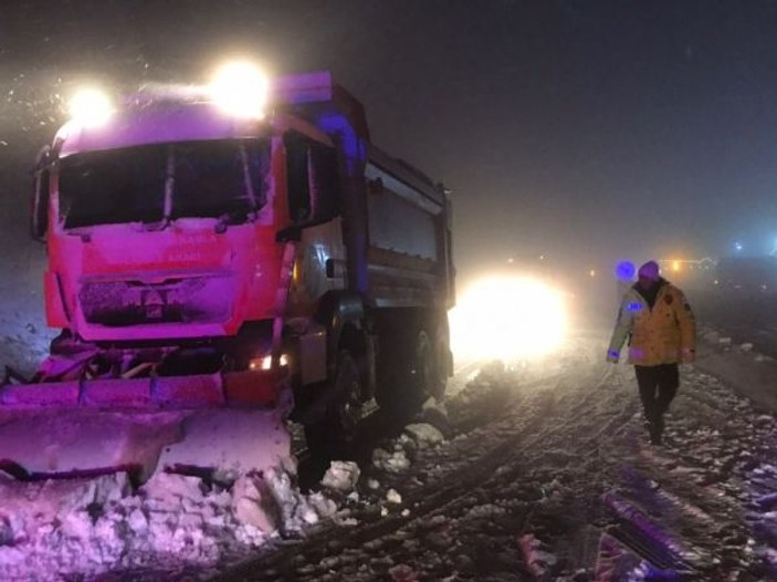 Bolu Dağı yoğun kar nedeniyle trafiğe kapatıldı -5