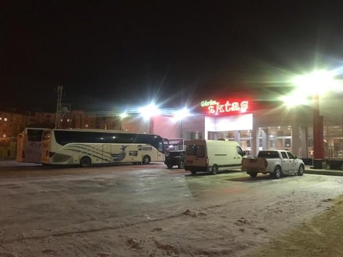Sivas'ta kar ve tipi nedeniyle 200 yolcu mahsur kaldı