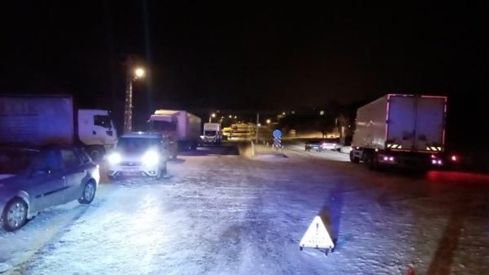 Sivas'ta kar ve tipi nedeniyle 200 yolcu mahsur kaldı