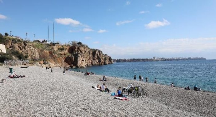 Antalya'da sıcak havayı fırsat bilenler sahillere akın etti -1