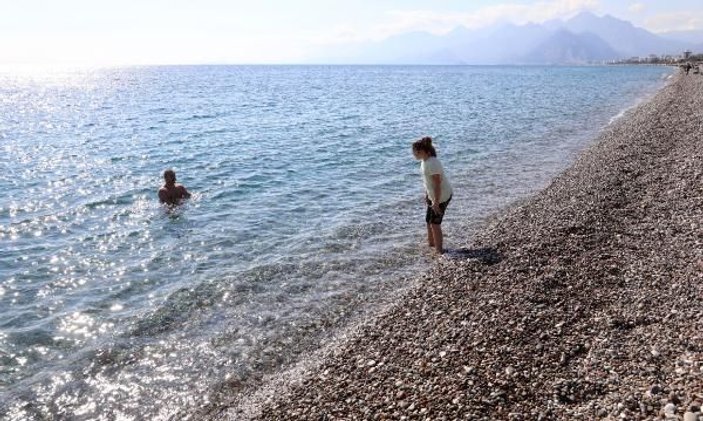 Antalya'da sıcak havayı fırsat bilenler sahillere akın etti -4