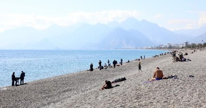 Antalya'da sıcak havayı fırsat bilenler sahillere akın etti -3